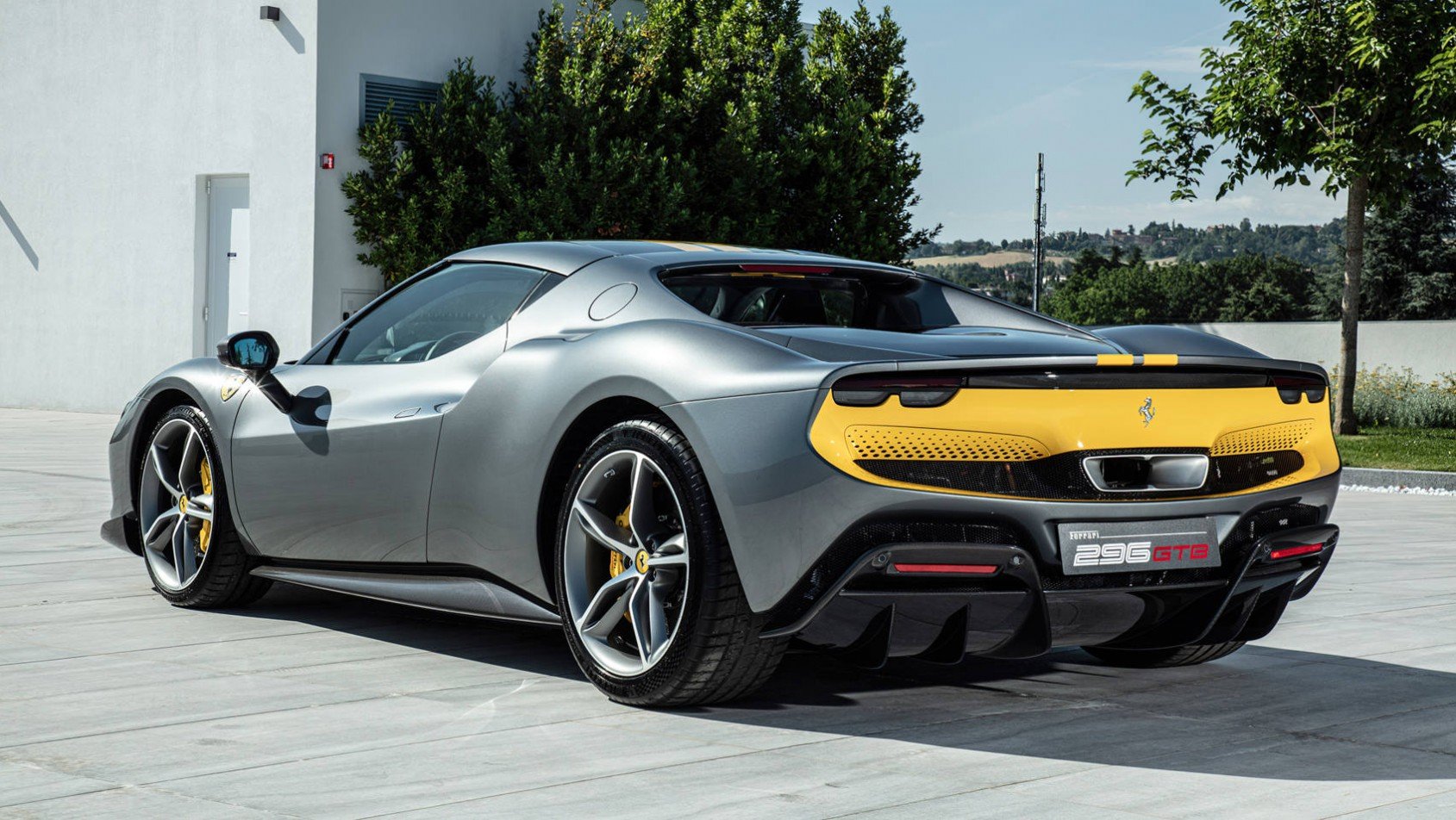 Ferrari 296 GTB w tle drzewa