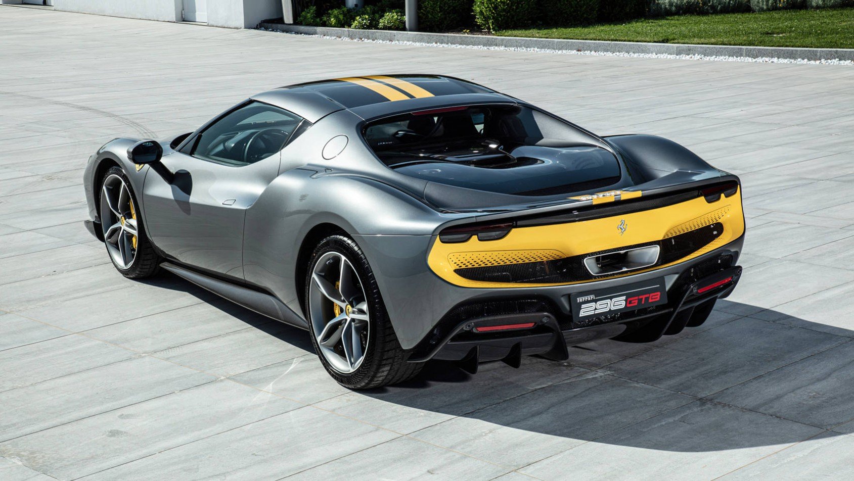 Ferrari 296 GTB od góry z tyłu