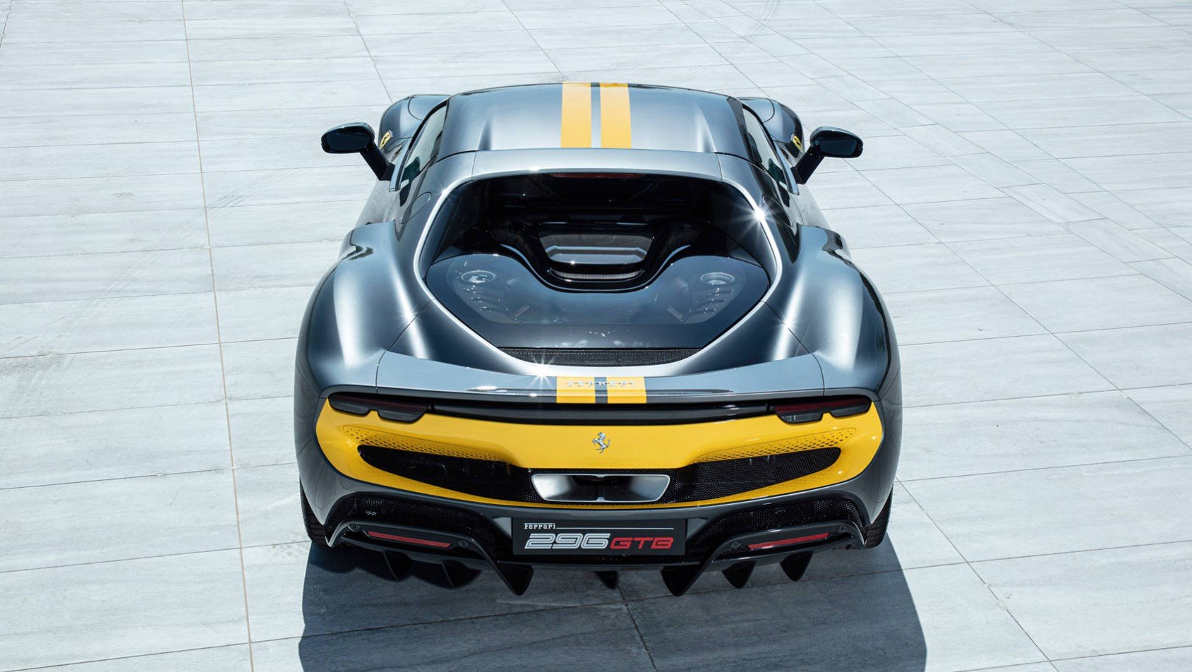 Ferrari 296 GTB tył auta z żółtymi pasami