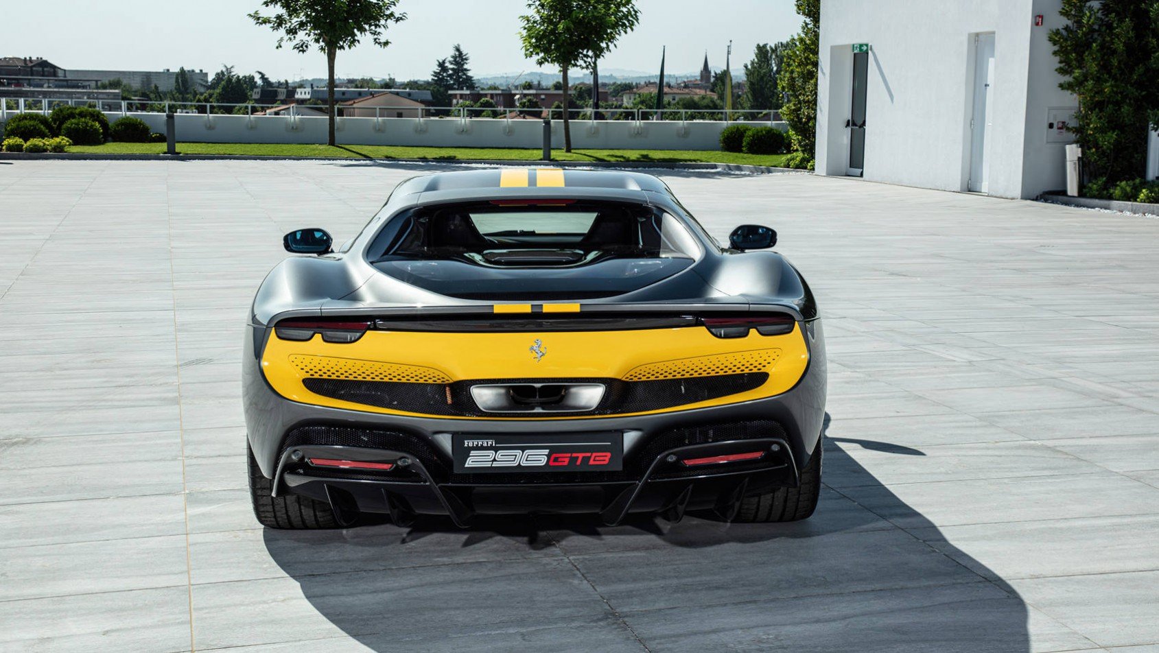 Ferrari 296 GTB żółty tył auta