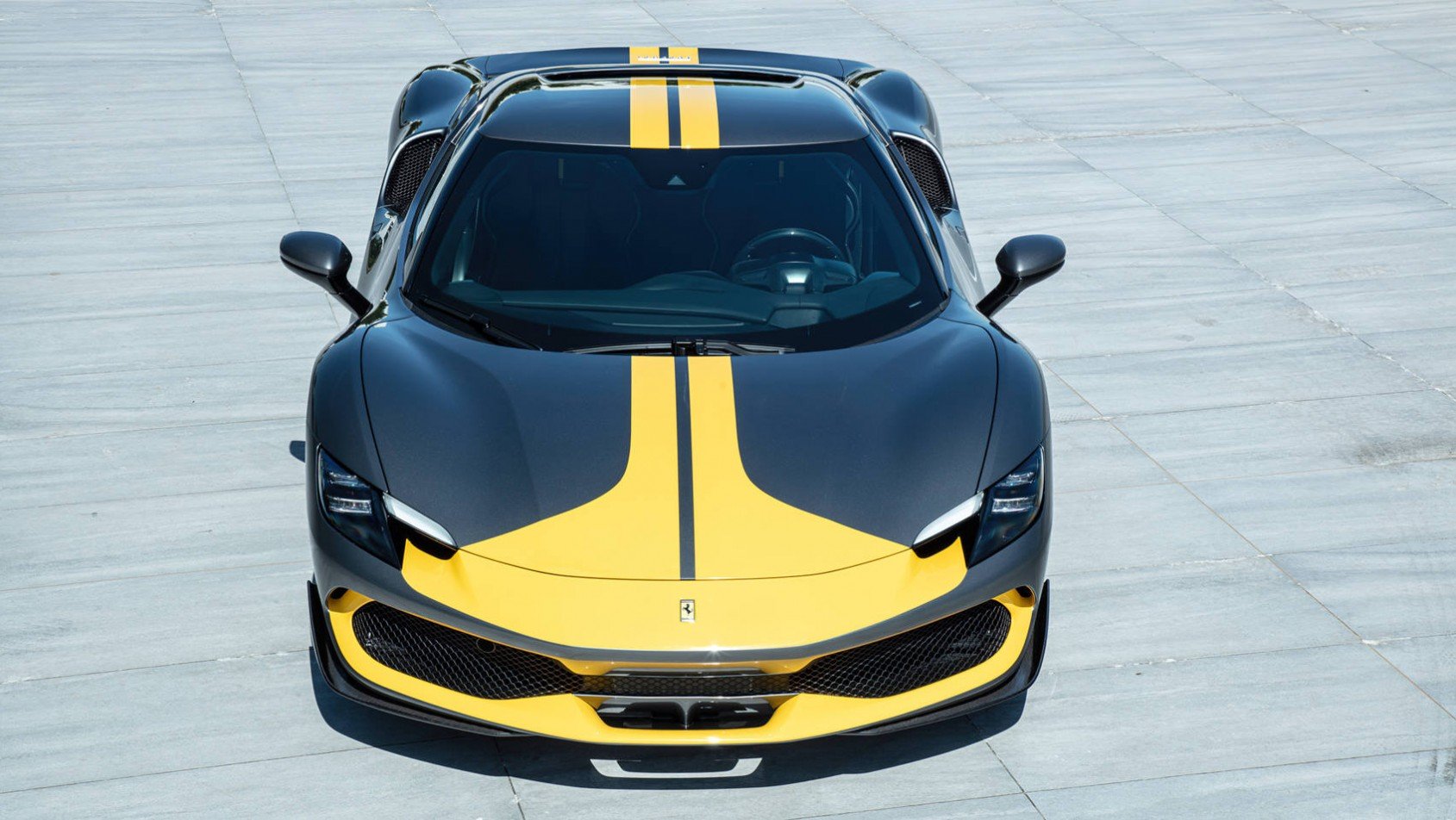 Ferrari 296 GTB front od góry z żółtymi pasami