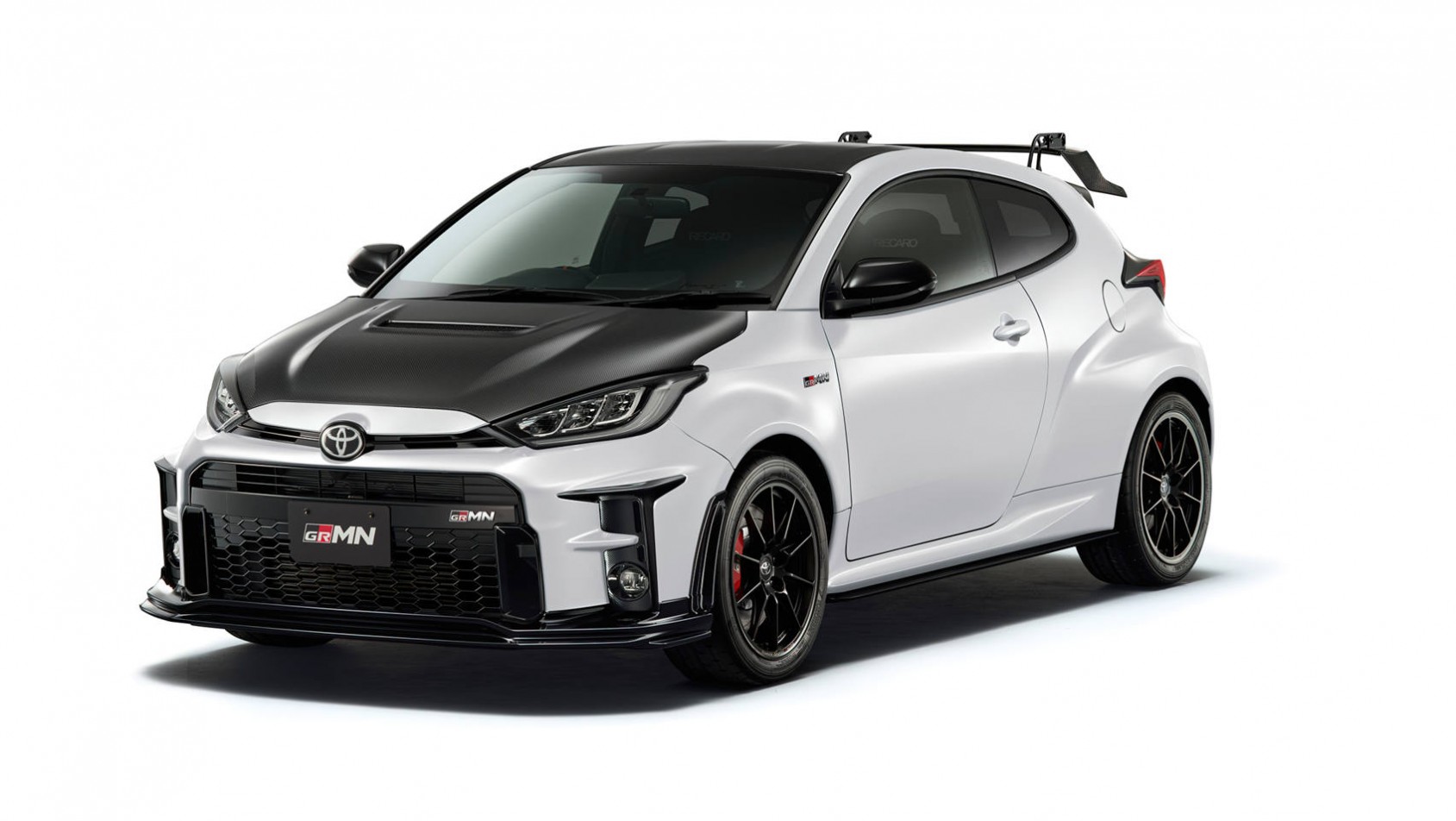 Biała Toyota Yaris GRMN na białym tle