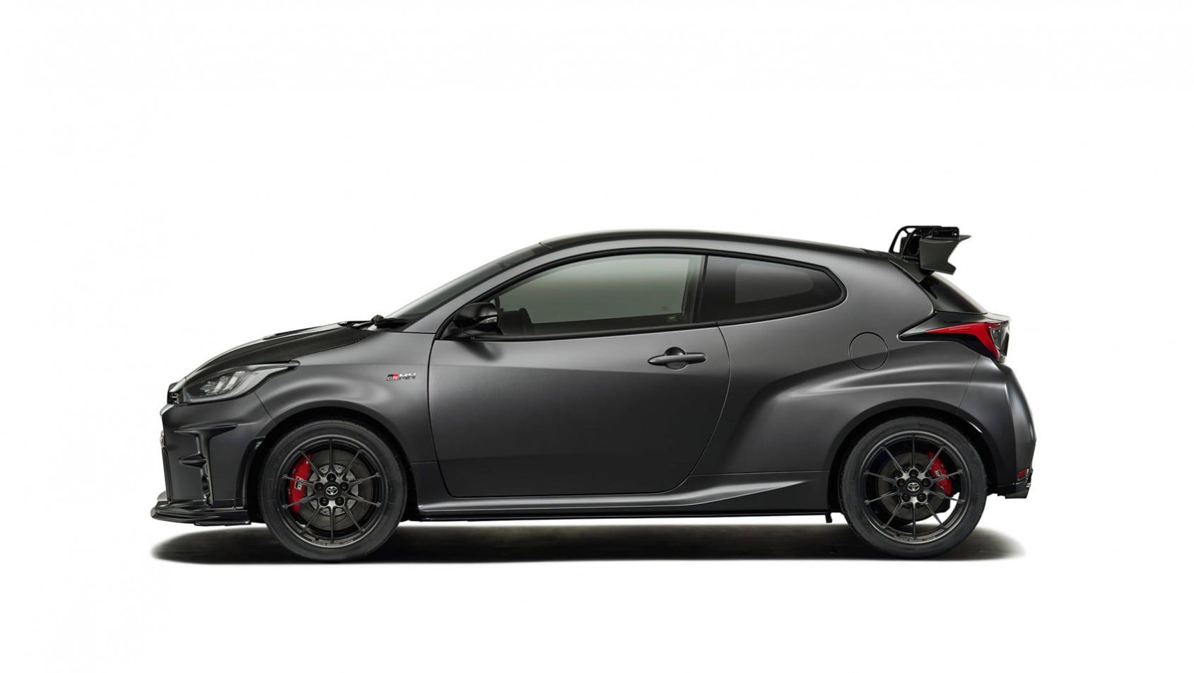 Toyota Yaris GRMN z boku  w studiu na białym tle