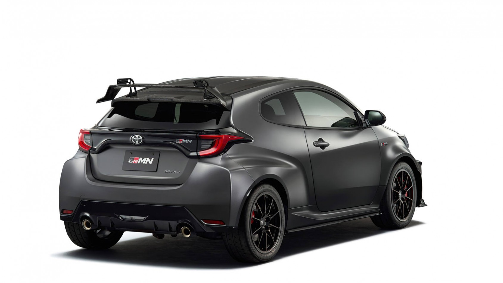 Toyota Yaris GRMN z tyłu na białym tle