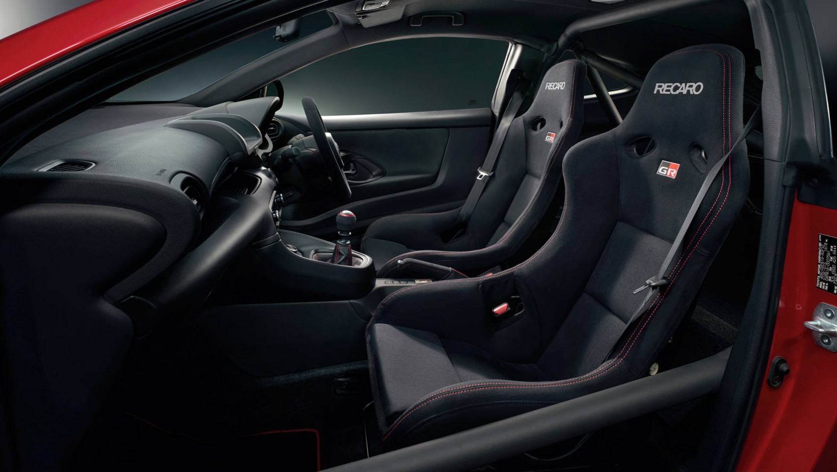 kabina czerwonej Toyoty Yaris GRMN