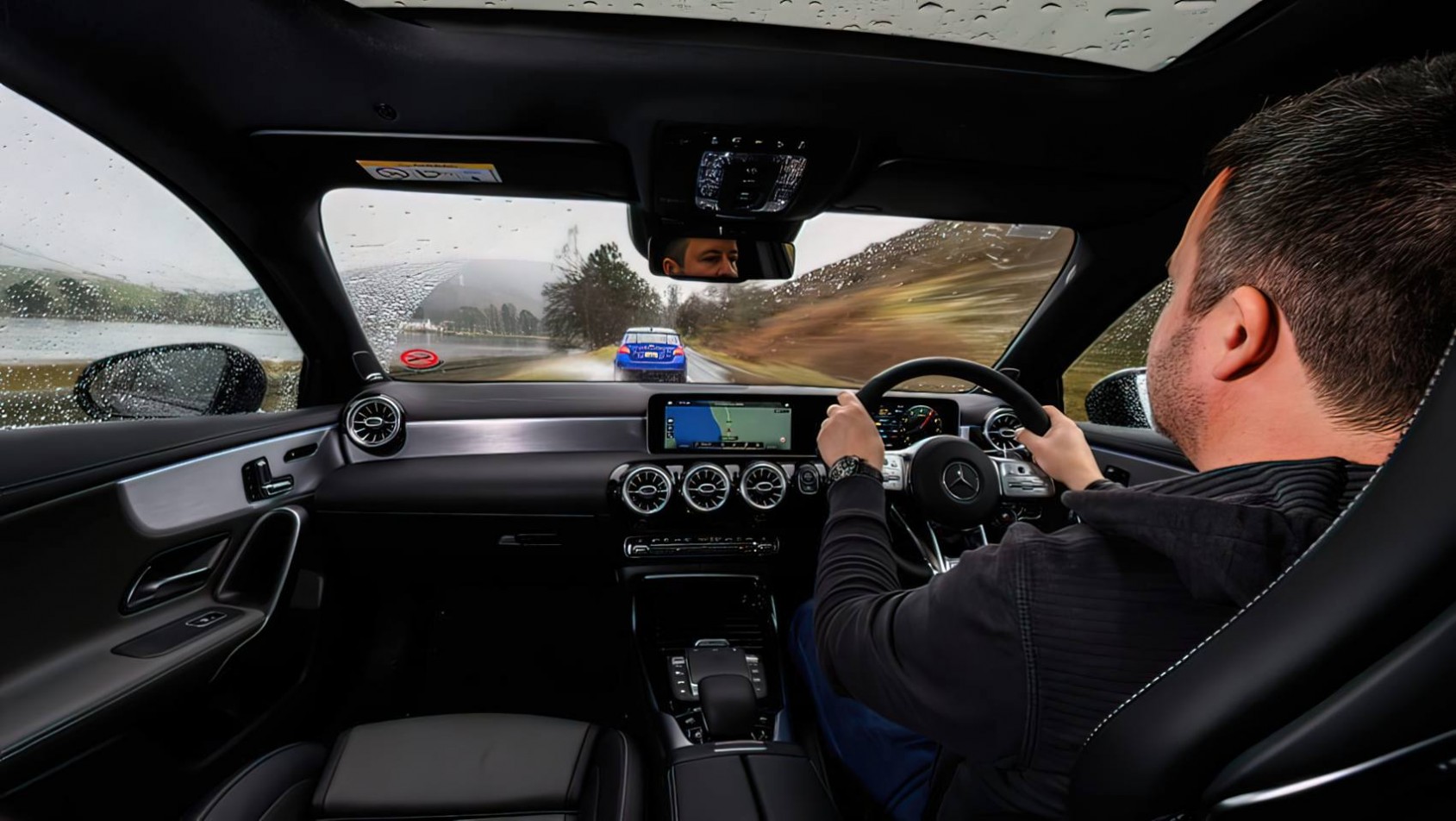 Mercedes AMG A45S wnętrze, kierowca, po prawej