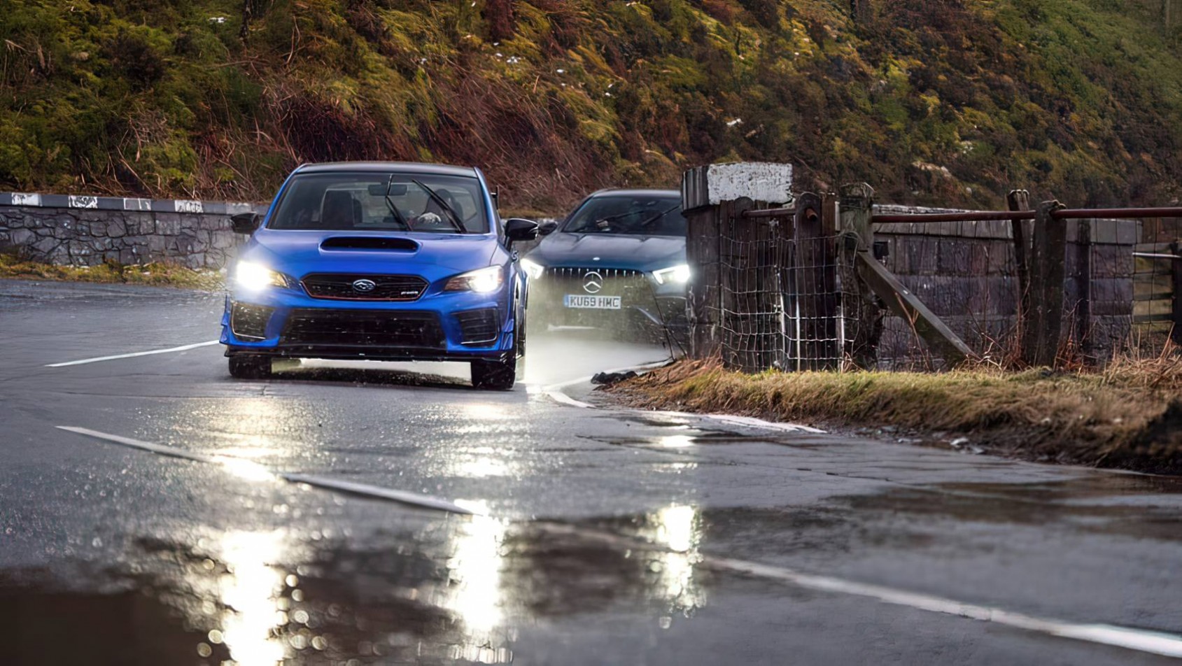 Mercedes AMG A45S vs  Subaru WRX STi na drodze w deszczu