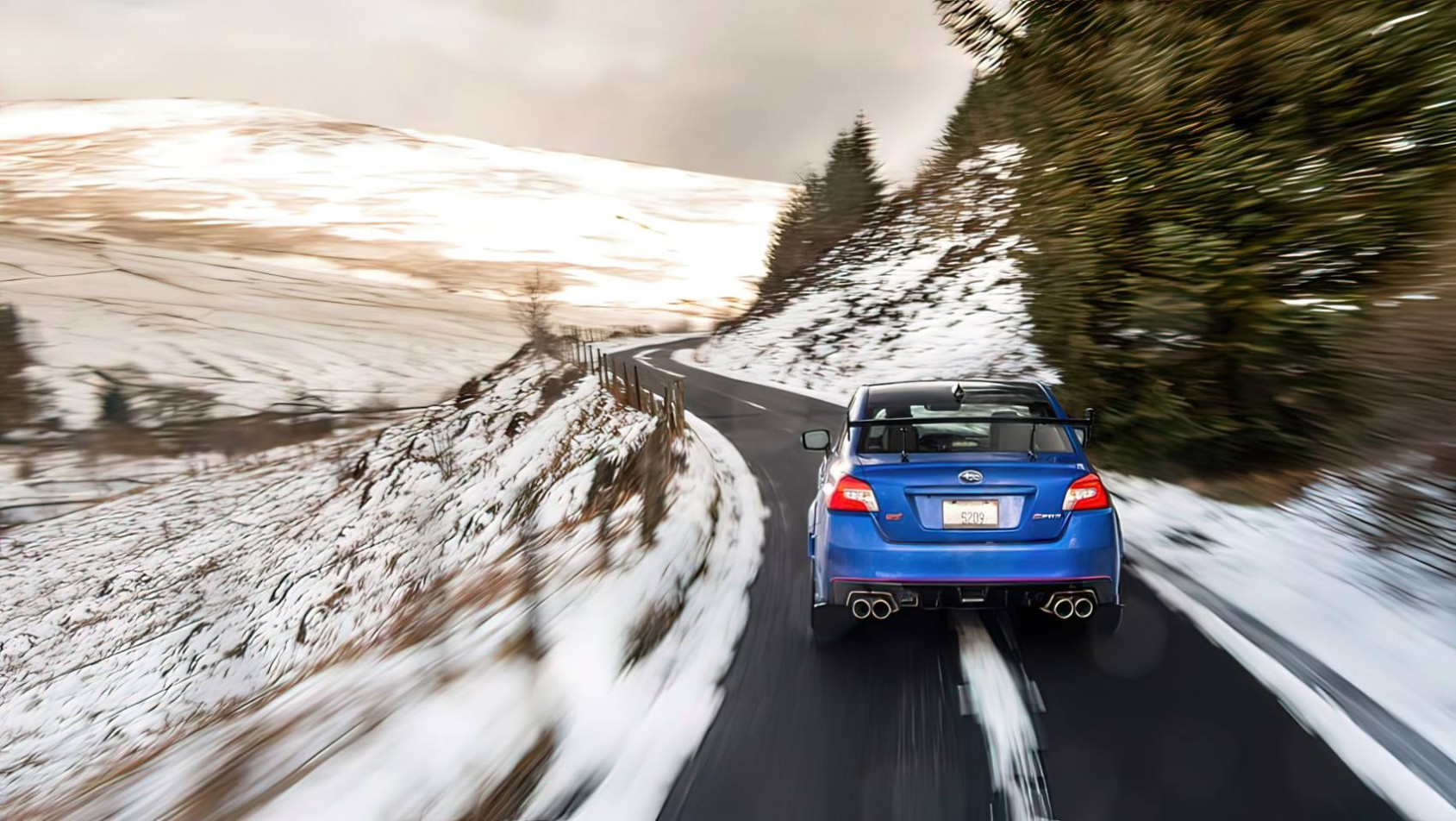 Subaru WRX STi na górzystej drodze w śniegu