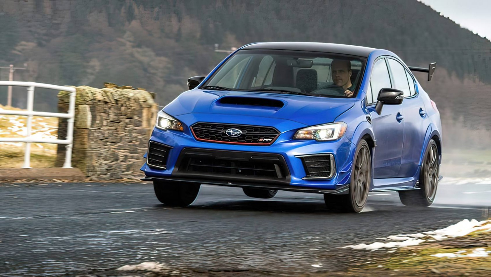 Mercedes AMG A45S na mokrej drodze