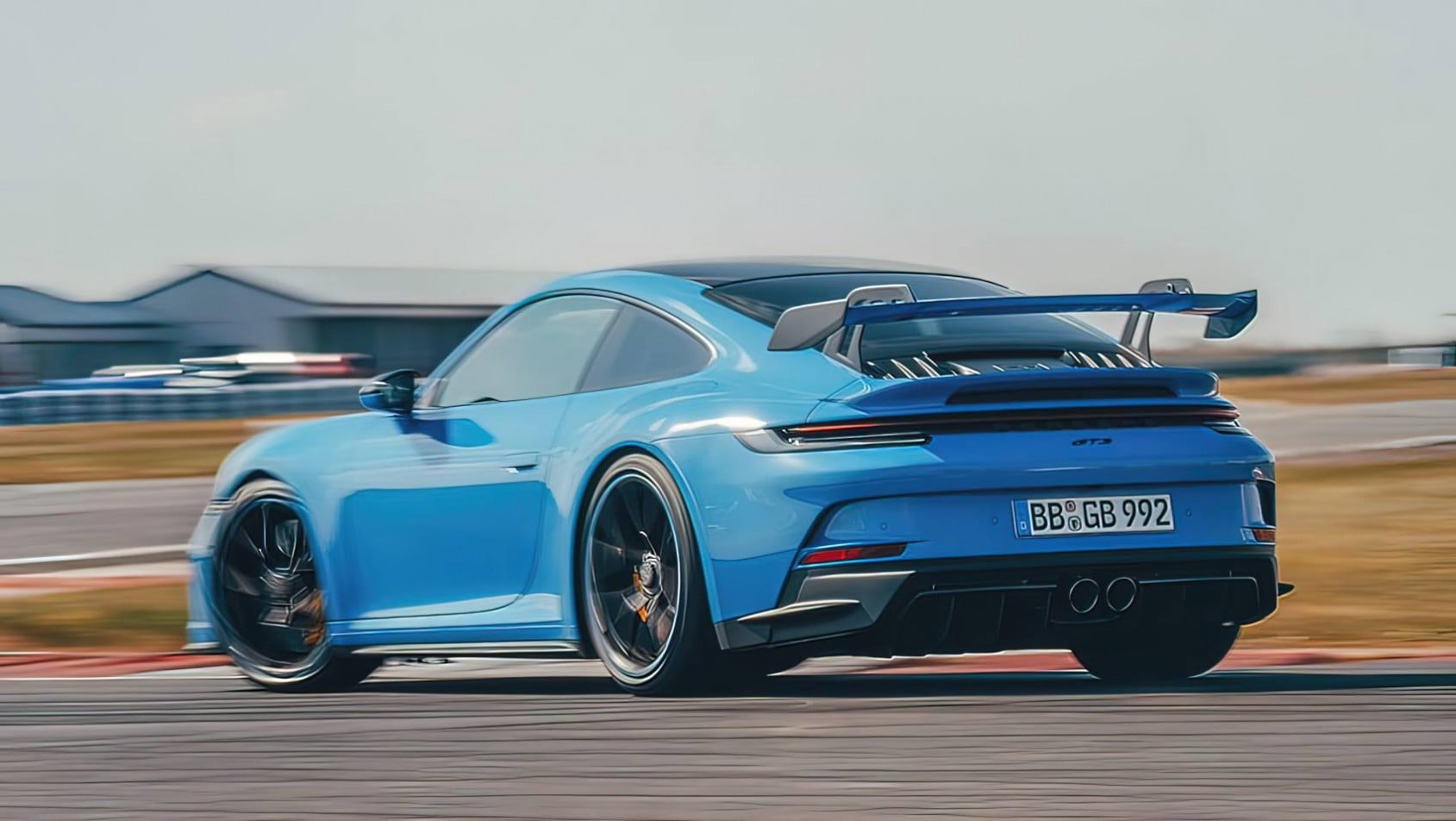 Porsche 911 GT3 na torze z tyłu