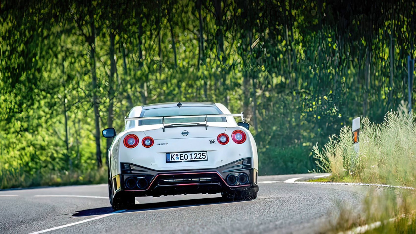 Nissan GT-R Nismo na torze z tyłu