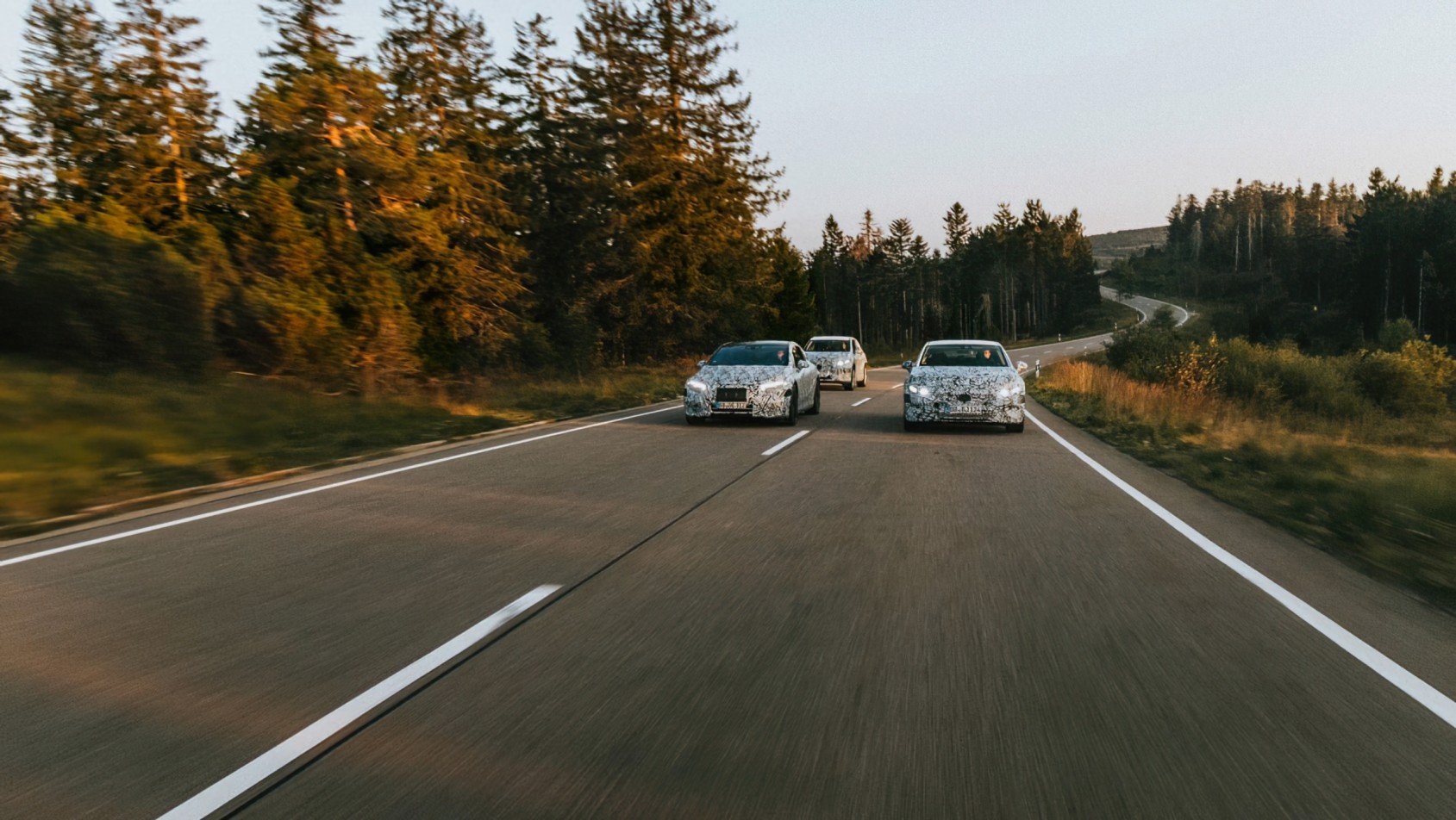 Auta Marki Mercedes w kamuflażu na drodze