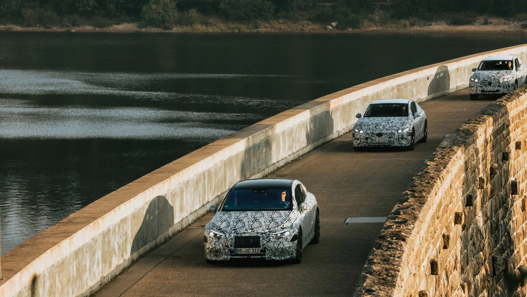 Auta Marki Mercedes w kamuflażu na tamie