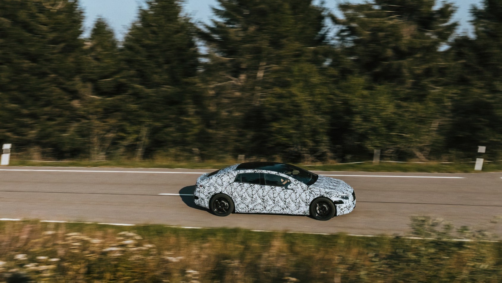 Auta Marki Mercedes w kamuflażu na drodze z drona