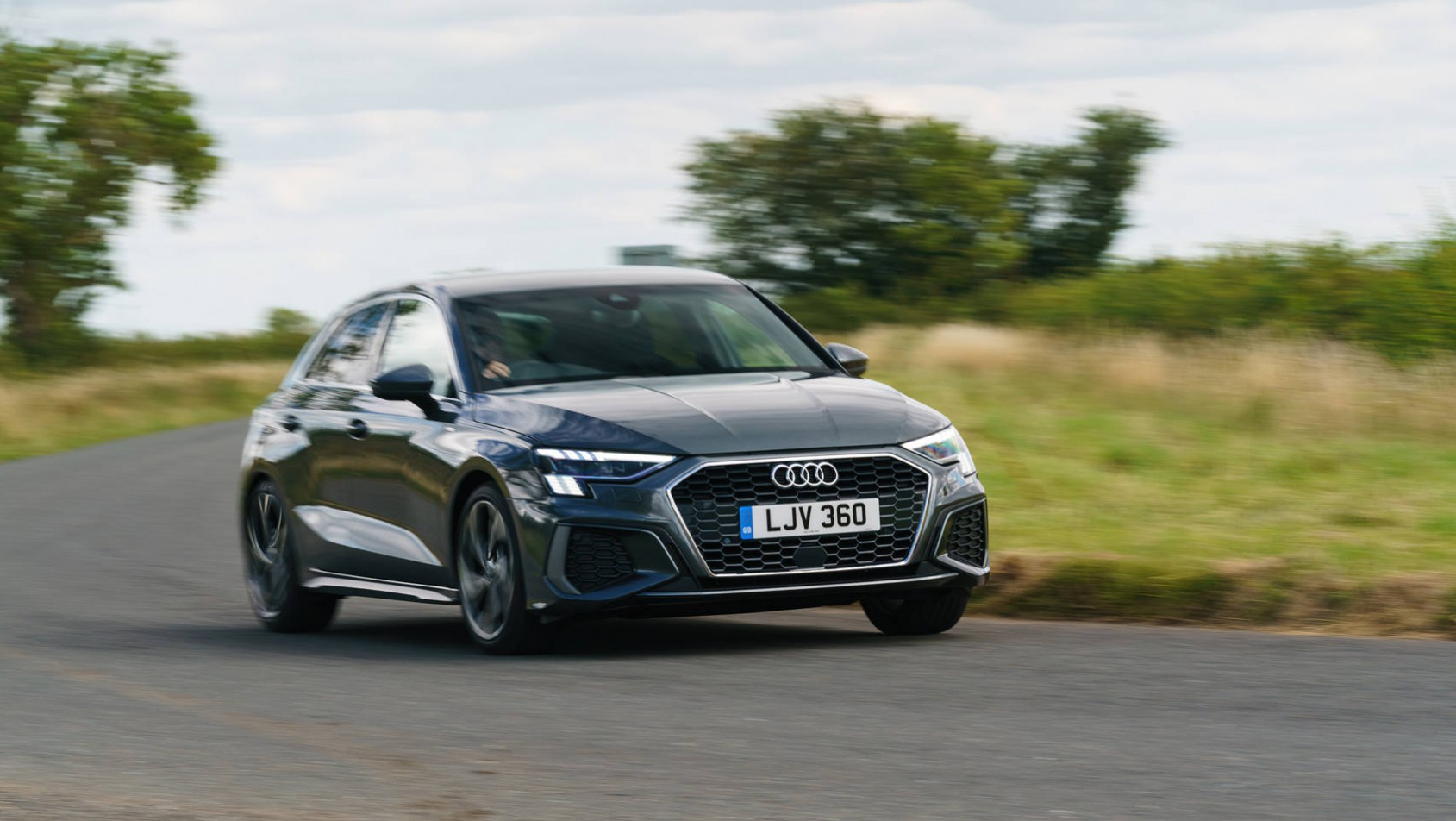 Audi A3 szybko pokonuje zakręt