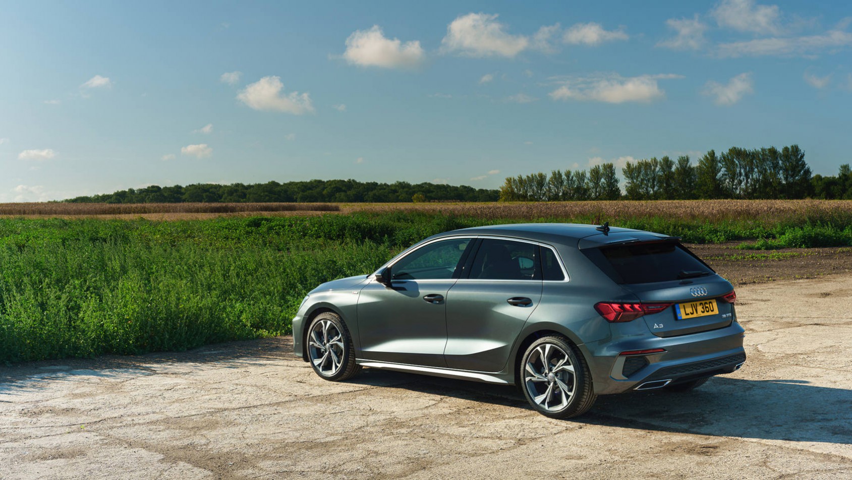 Nowe Audi A3 na tle pól