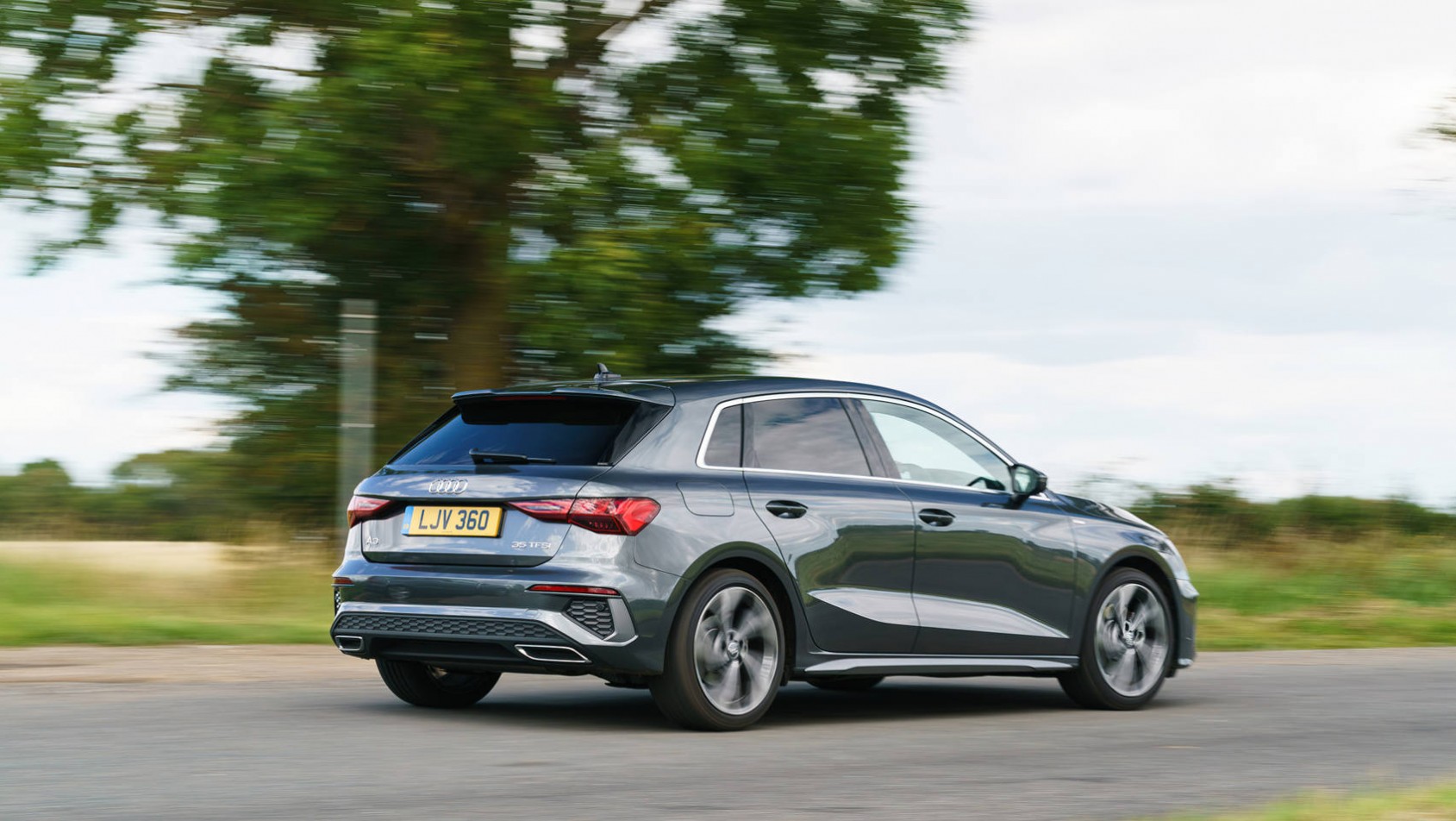 Nowe Audi A3 na asfaltowej drodze