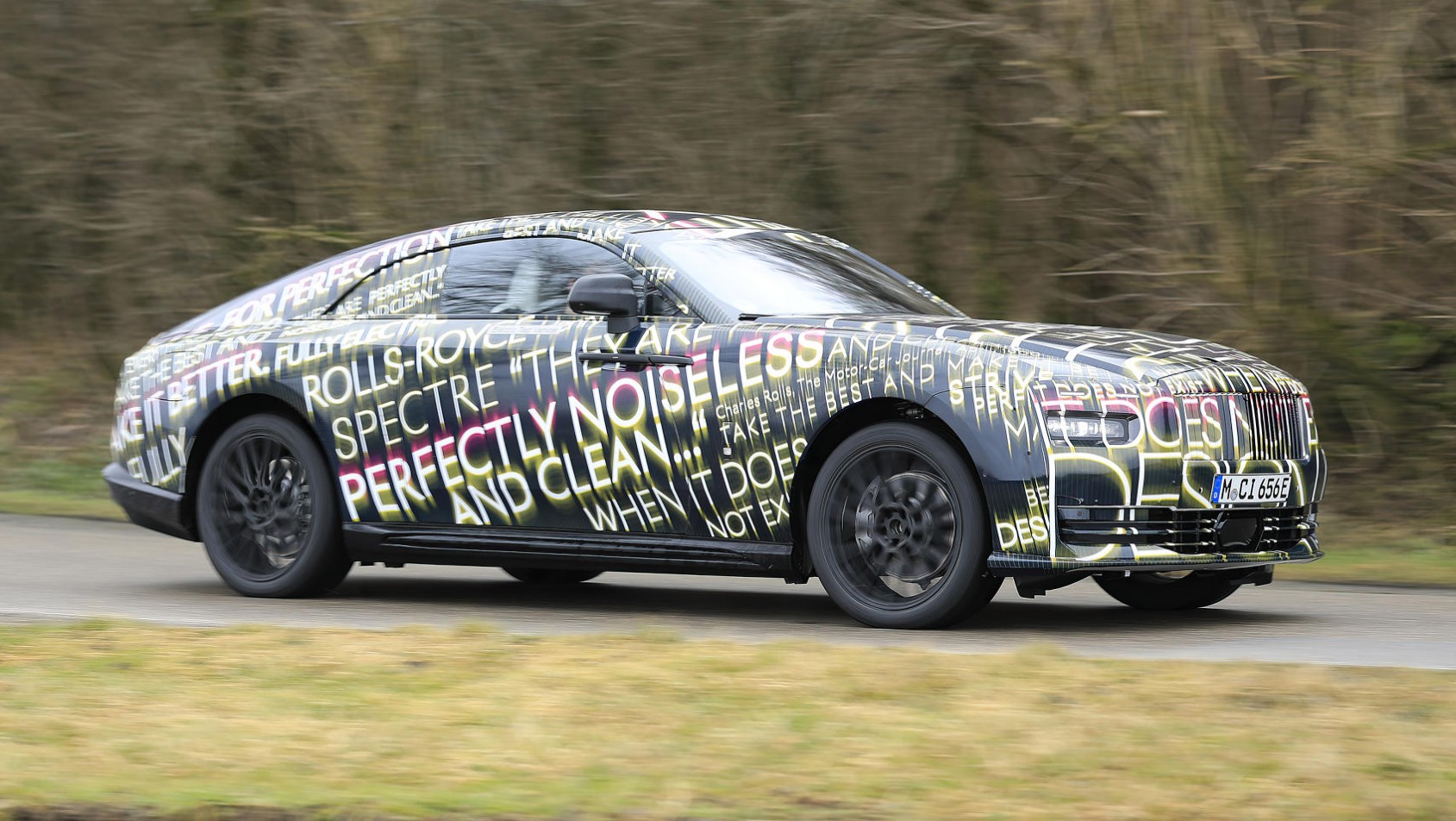 Rolls-Royce Spectre na ulicy