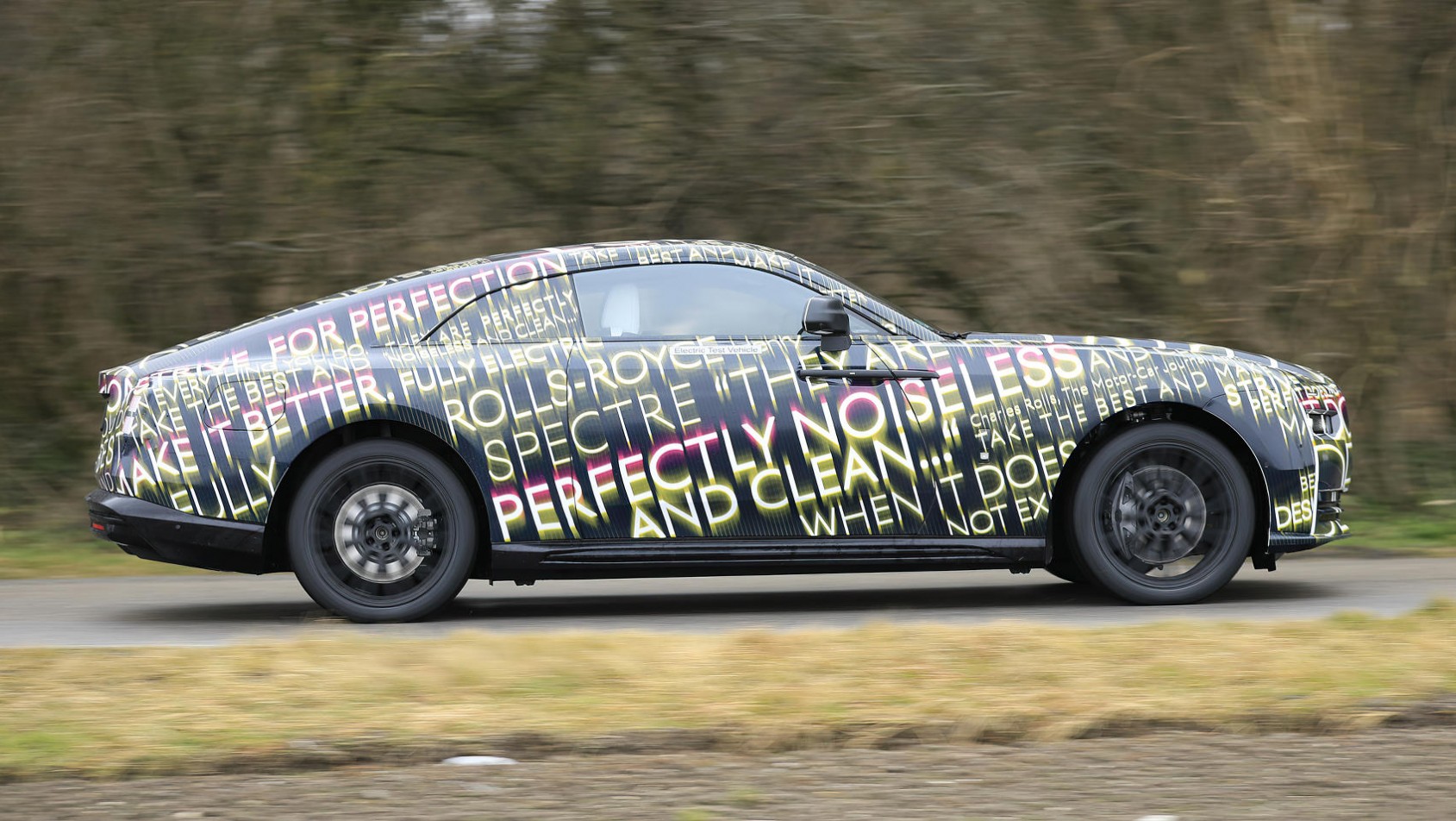 Rolls-Royce Spectre linia auta w pełnej okazałości