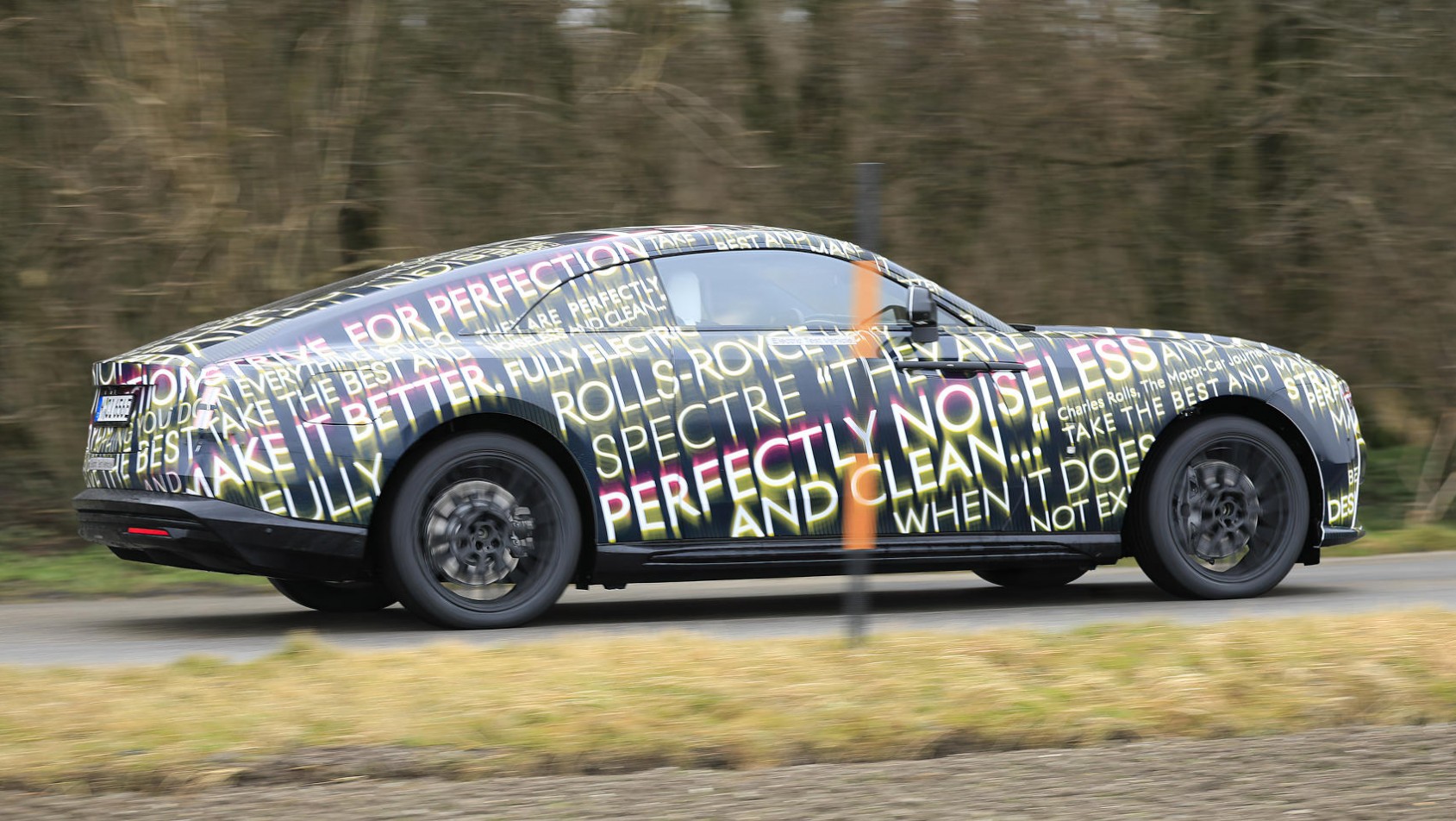 Rolls-Royce Spectre widziany z boku