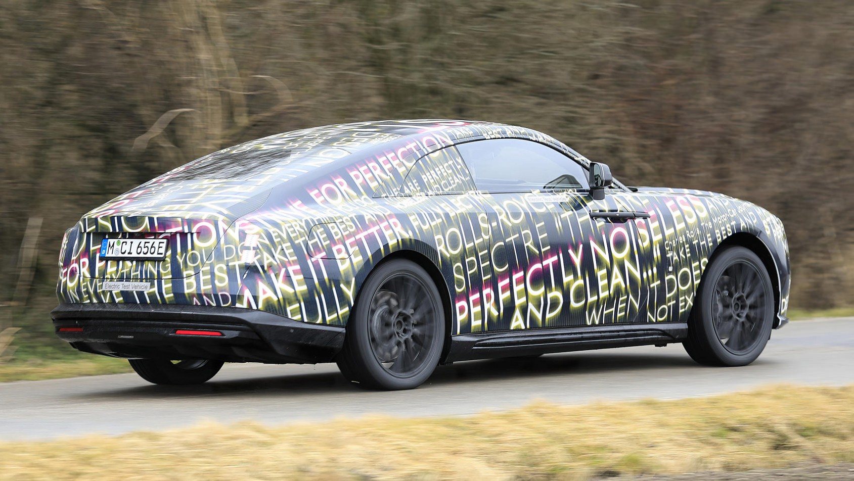 Rolls-Royce Spectre w kamuflażu z napisami