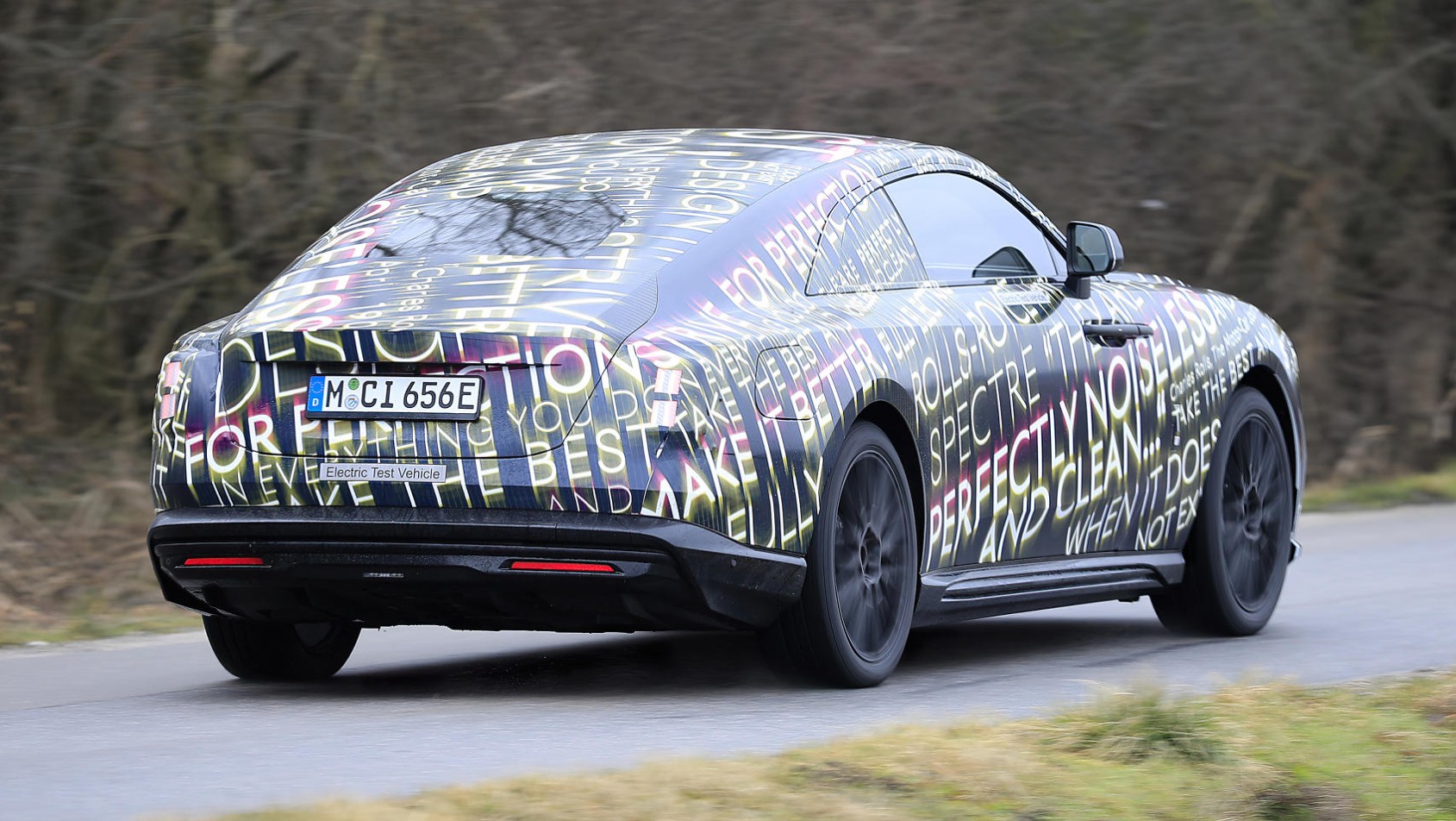 Rolls-Royce Spectre ucieka przed fotografem