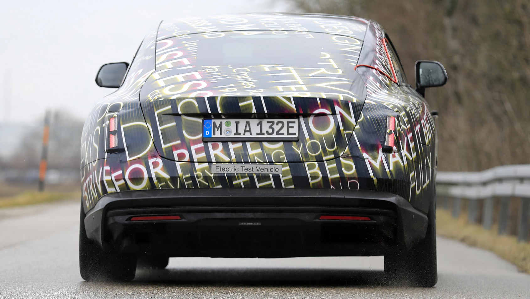 Rolls-Royce Spectre tył auta