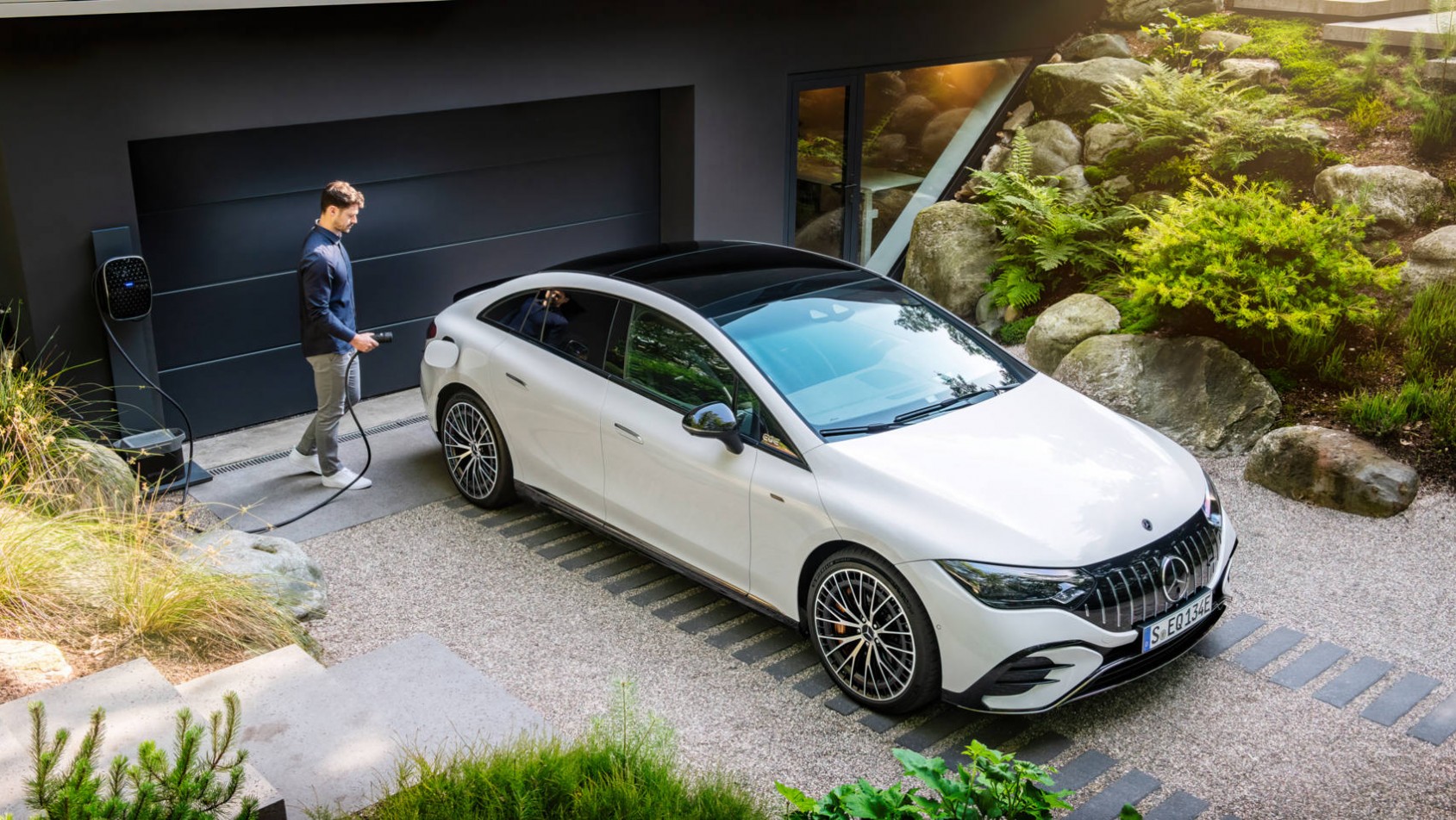 Mercedes EQE podczas ładowania