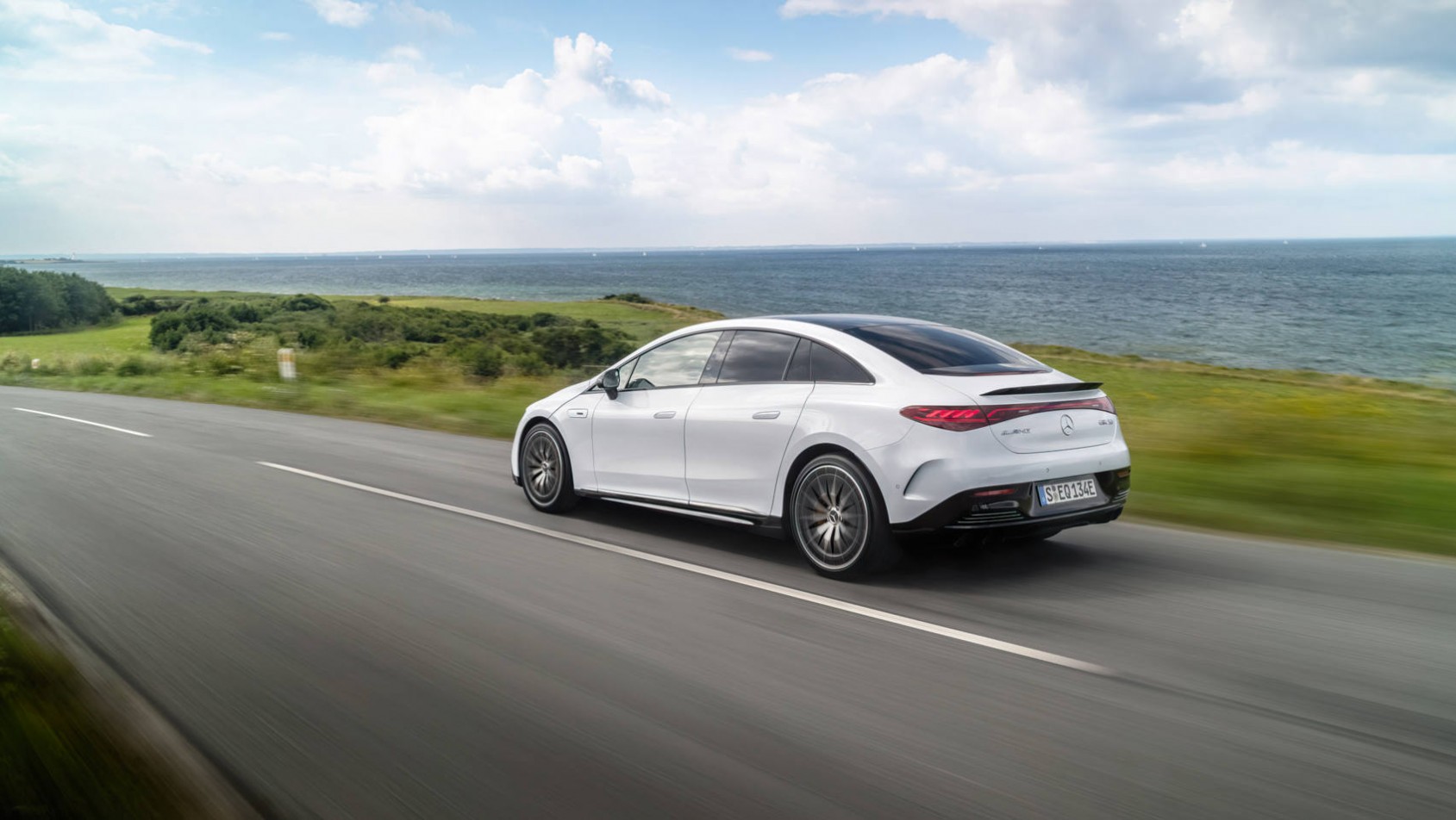 Mercedes EQE jadący po drodze