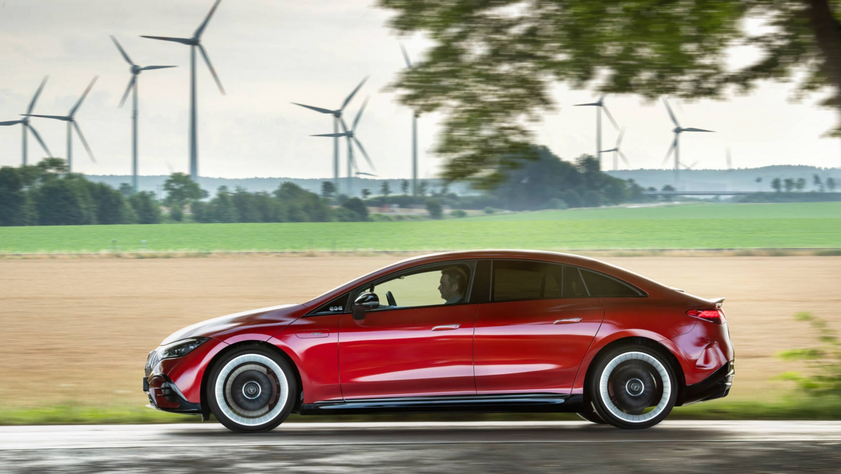 Mercedes EQE na tle elektrowni wiatrowej