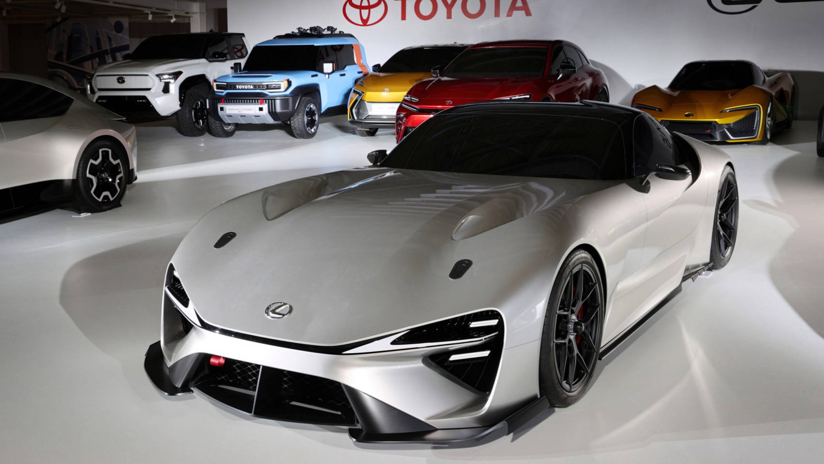 Nowy samochód elektryczny od Lexusa w salonie