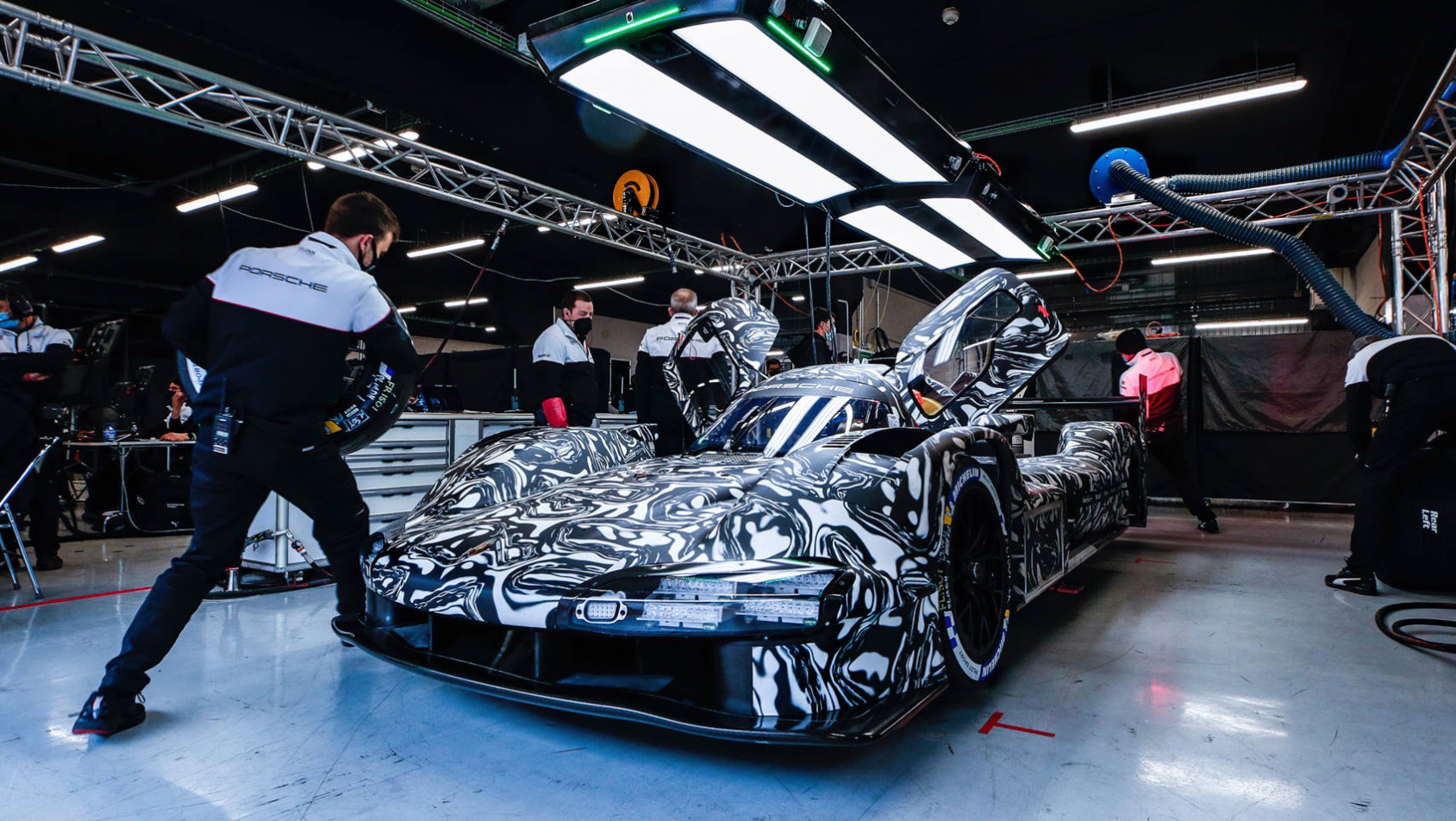 Porsche LMDh sprawdzane przez techników