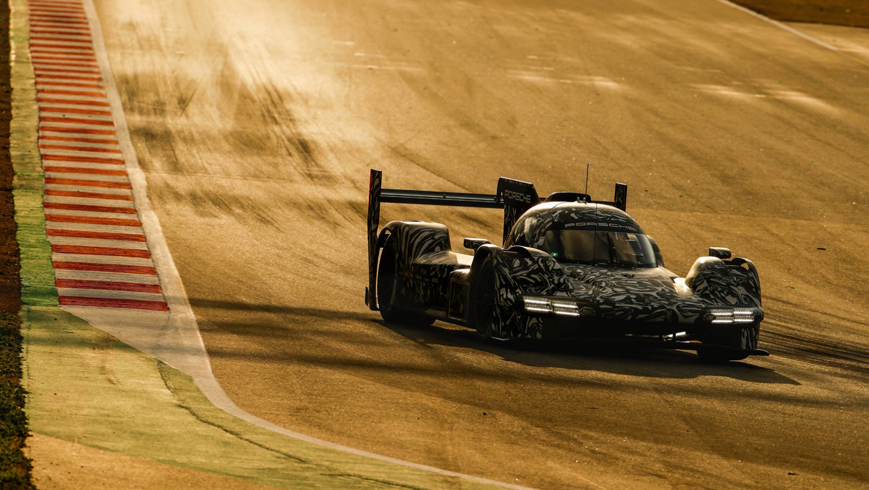 Porsche LMDh na tle zachodzącego słońca