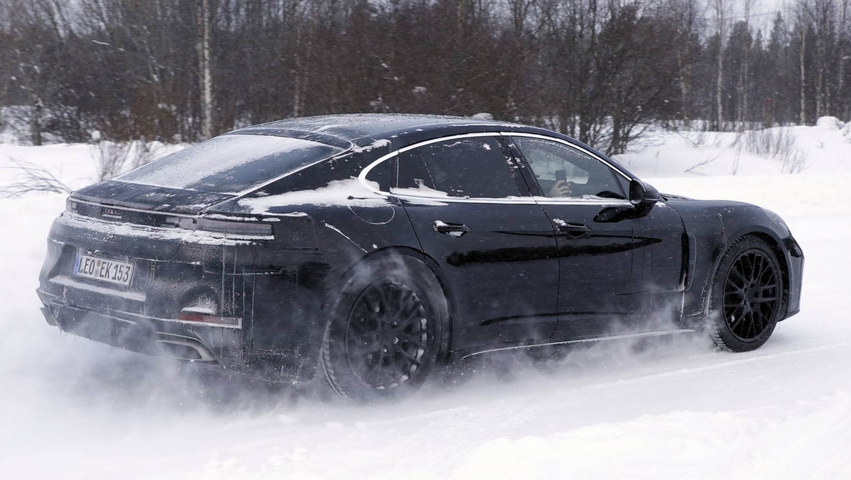 Porsche Panamera na śniegu - tył auta
