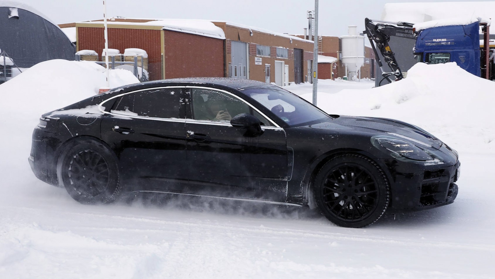 Porsche Panamera w kamuflażu - widoczna niezmieniona linia auta