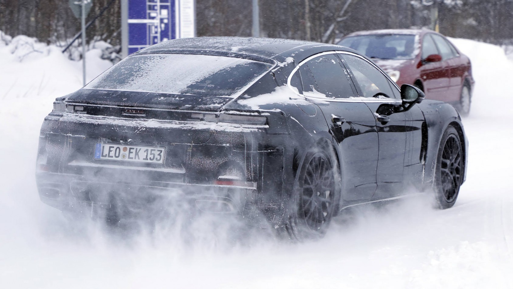 Nowe Porsche Panamera w kłębach śniegu