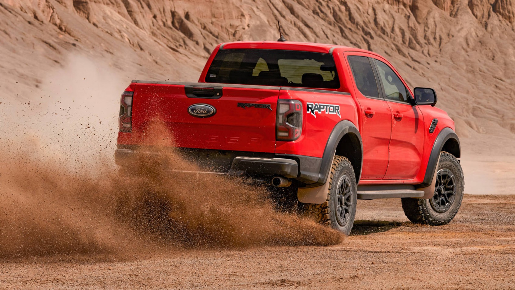 Ford Ranger Raptor w piachu widziany z tyłu