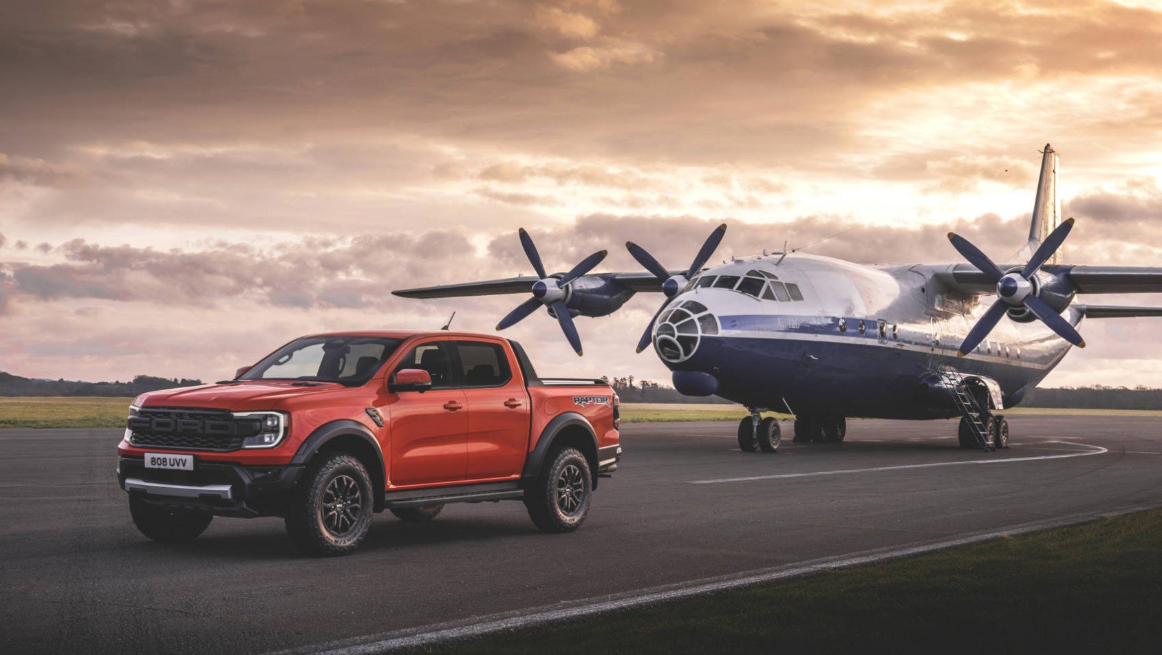 Nowy Ford Ranger Raptor na lotnisku