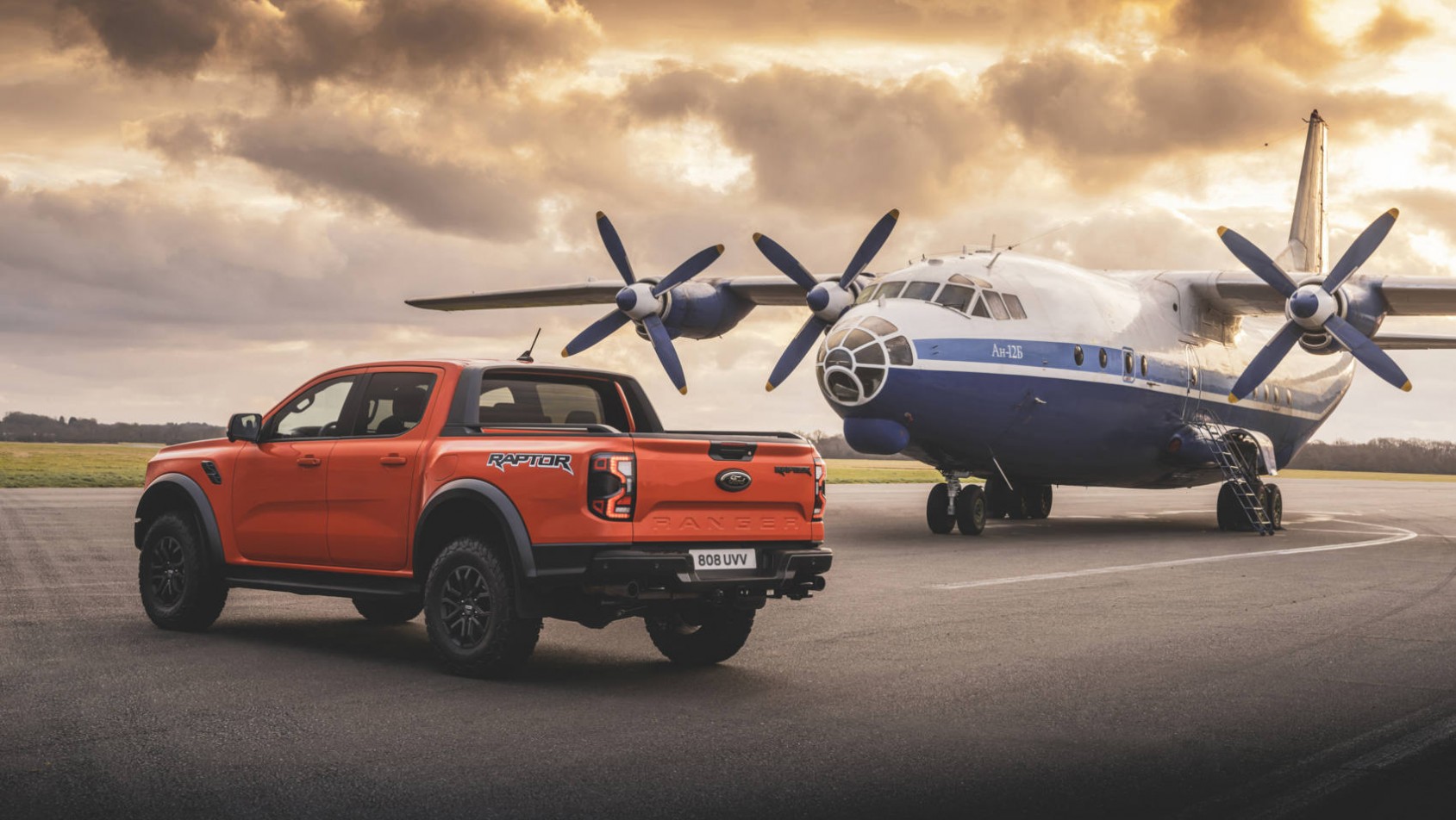 Nowy Ford Ranger Raptor od tyłu na lotnisku