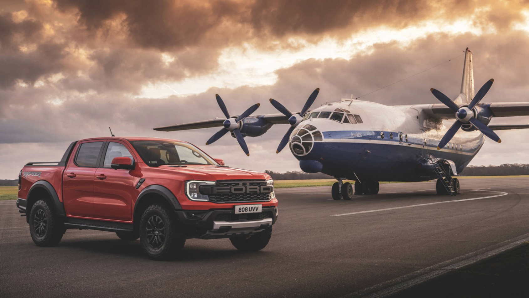 Nowy Ford Ranger Raptor z samolotem w tle