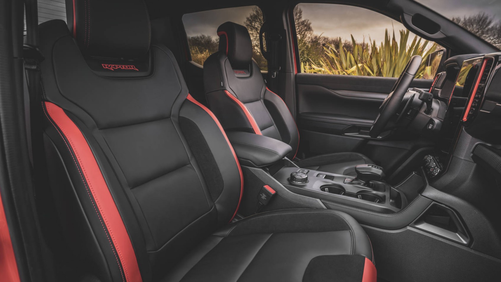 Nowy Ford Ranger Raptor fotele z czerwonymi przeszyciami