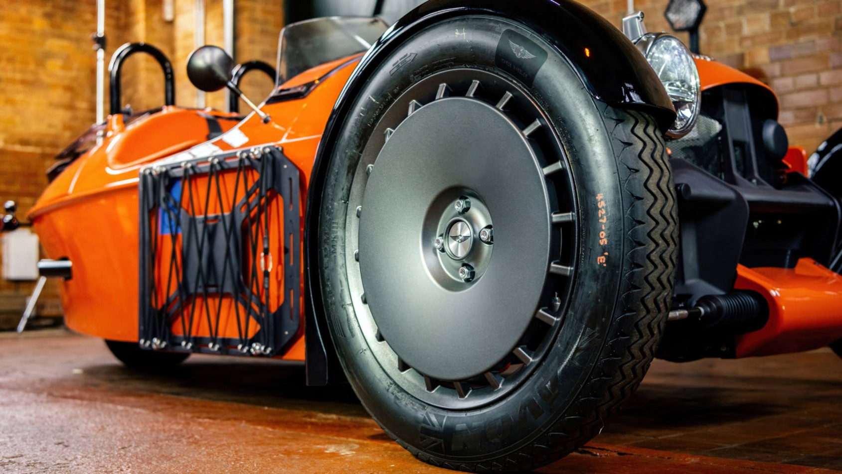 Nowy Morgan Super 3 zbliżenie na felgę