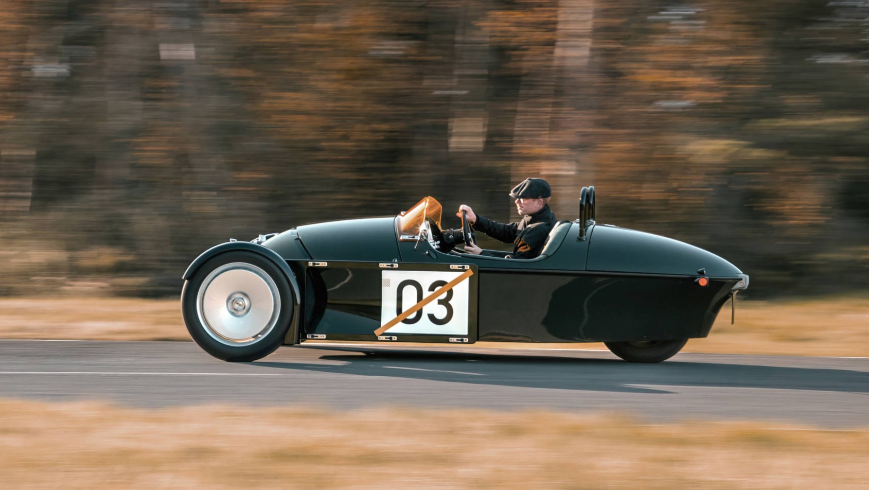 Nowy Morgan Super 3 szybko przemieszcza się po leśnej drodze