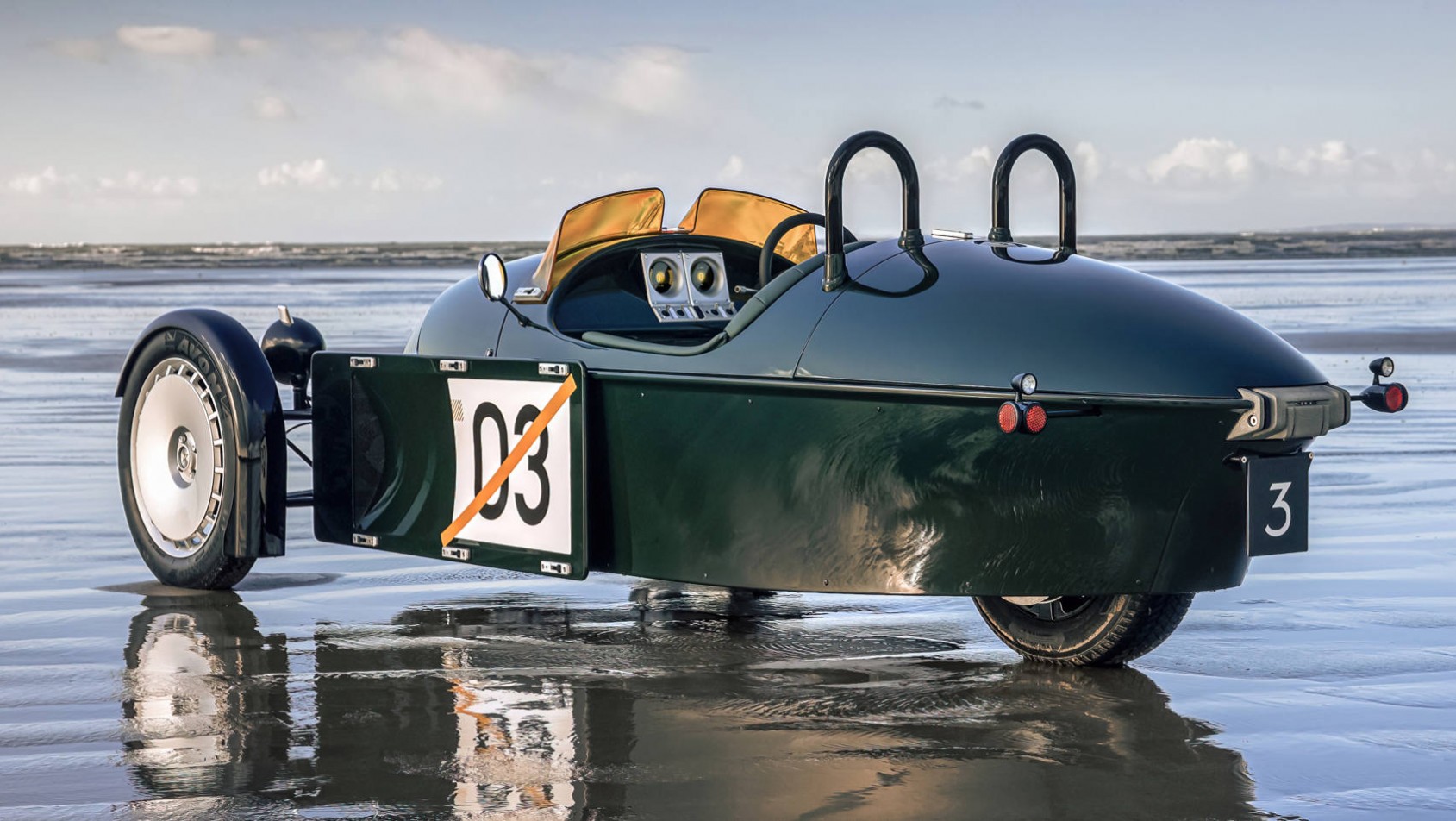 Nowy Morgan Super 3 auto z tyłu - na plaży