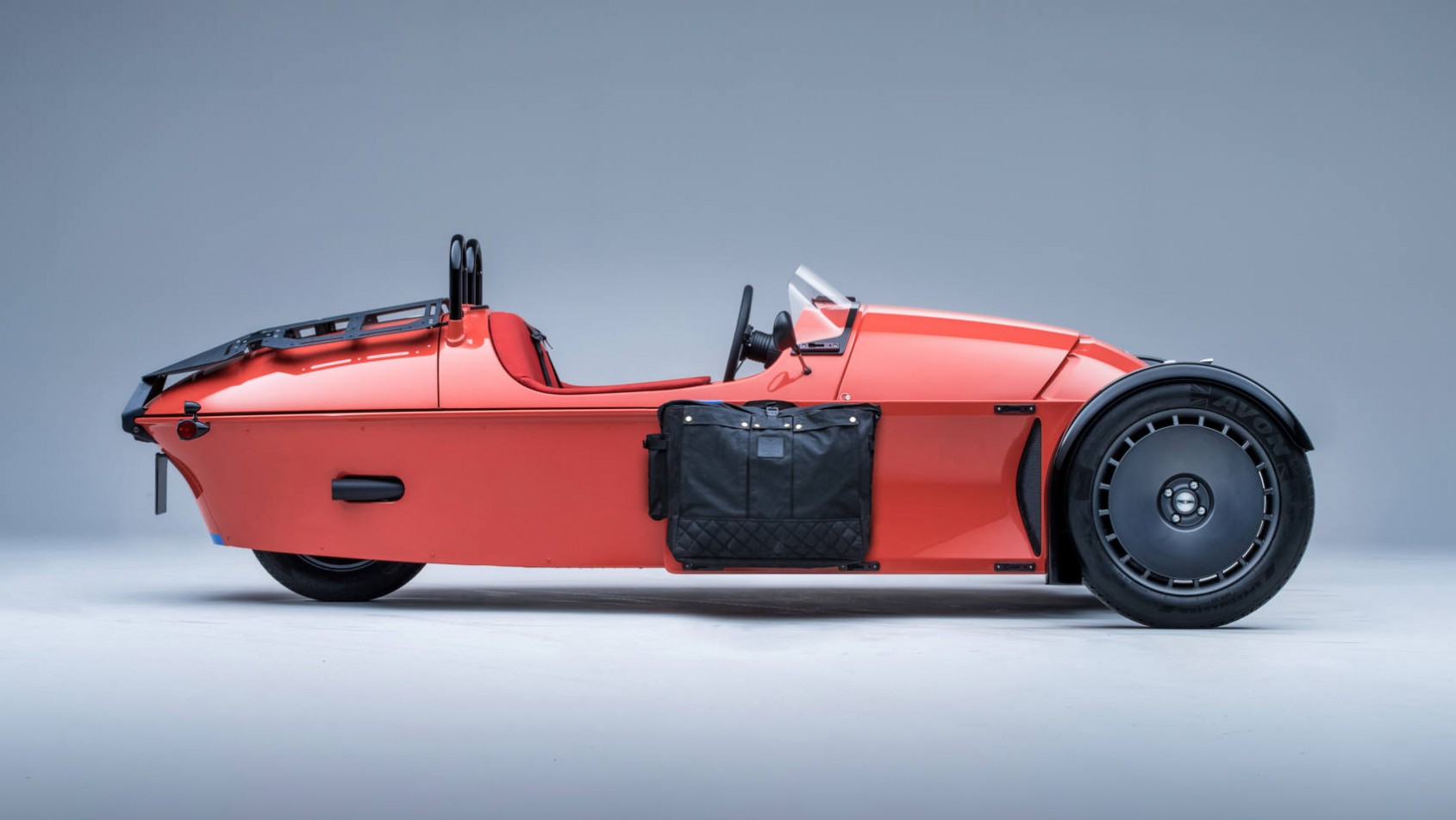 Nowy Morgan Super 3 sesja w studiu -bok auta