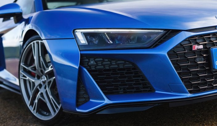 Audi R8 - jakość, osiągi i przyjemność z jazdy w standardzie Niebieskie Audi R8 przód auta