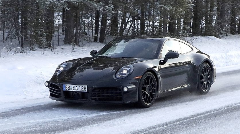 Porsche 911 generacji 992.2 na śniegu