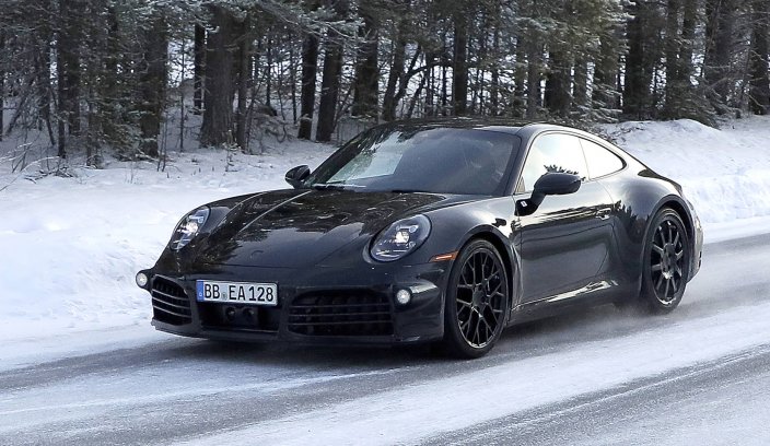 Porsche 911 generacji 992.2 na śniegu