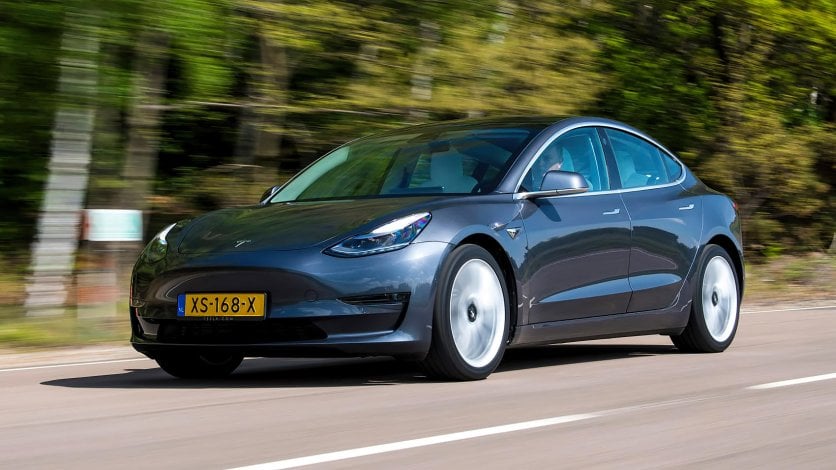 Tesla Model 3 - przewodnik po popularnym elektryku okiem entuzjasty motoryzacji Tesla model 3 na drodze