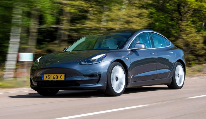 Tesla model 3 na drodze